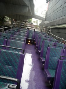 雨中公交