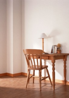 桌子木椅子和小书桌