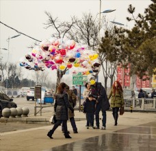 步行街上看气球的孩子